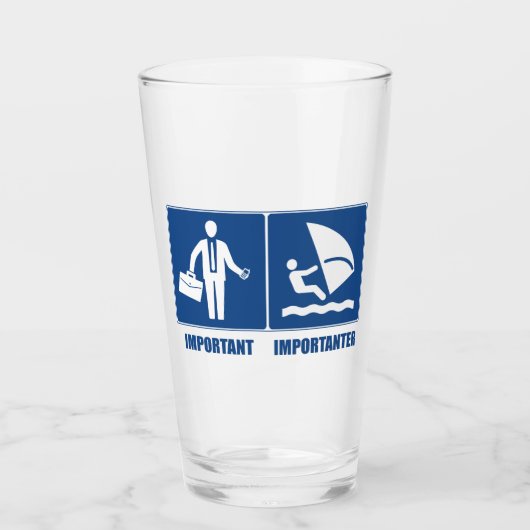 Het werk is belangrijk, het windsurfen is belangri glas (Voorkant)