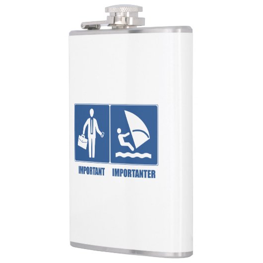 Het werk is belangrijk, het windsurfen is belangri heupfles (Links)