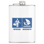 Het werk is belangrijk, het windsurfen is belangri heupfles (Voorkant)