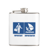 Het werk is belangrijk, het windsurfen is belangri heupfles (Voorkant)