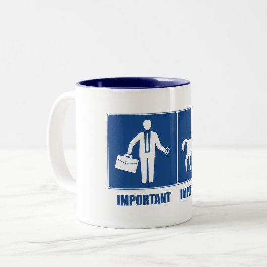 Het werk is belangrijk, Horseback Riding is belang Tweekleurige Koffiemok (Voorkant links)