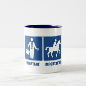 Het werk is belangrijk, Horseback Riding is belang Tweekleurige Koffiemok (Center)