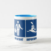 Het werk is belangrijk, Kayaking is belangrijk Tweekleurige Koffiemok (Center)