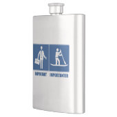 Het werk is belangrijk, opstellend het opzadelen i heupfles (Links)