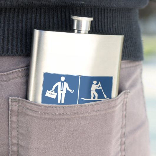 Het werk is belangrijk, opstellend het opzadelen i heupfles (Voorbeeld)