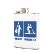 Het werk is belangrijk, opstellend het opzadelen i heupfles (Links)