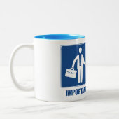 Het werk is belangrijk, opstellend het opzadelen i tweekleurige koffiemok (Links)