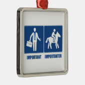 Het werk is belangrijk, paarden zijn belangrijk metalen ornament (Rechts)