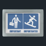 Het werk is belangrijk, Snowboarding is belangrijk Gesp<br><div class="desc">Zeker dat je werk belangrijk is,  maar alleen omdat het je Snowboarding verslaving aanwakkert!</div>
