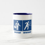 Het werk is belangrijk, tennis is belangrijk tweekleurige koffiemok<br><div class="desc">Ga naar huis,  het zal er morgen zijn. Ga gewoon naar de rechtbank en speel tennis. Dit grappige ontwerp show pictogrammen van een zakenman en een tennisspeler.</div>