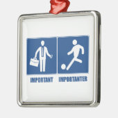 Het werk is belangrijk, voetbal is belangrijk metalen ornament (Links)