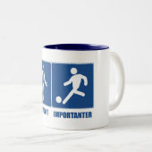 Het werk is belangrijk, voetbal is belangrijk tweekleurige koffiemok (Voorkant rechts)