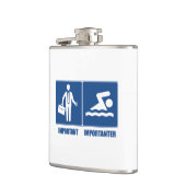 Het werk is belangrijk, zwemmen is belangrijk heupfles (Links)