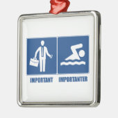 Het werk is belangrijk, zwemmen is belangrijk metalen ornament (Links)