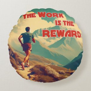 Het werk is de Reward Runner Mountains Rond Kussen