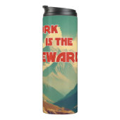 Het werk is de Reward Runner Mountains Thermosbeker (Geroteerd rechts)