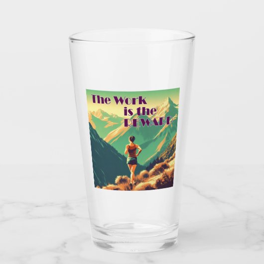 Het werk is de Reward Woman Runner Mountains Glas (Voorkant)