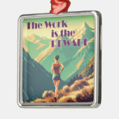 Het werk is de Reward Woman Runner Mountains Metalen Ornament (Links)