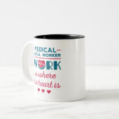 Het werk van de medisch-maatschappelijk werker is  tweekleurige koffiemok (Voorkant links)