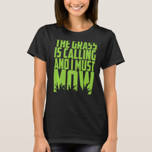 Het werk van de moerige tuin wordt door de gras ge t-shirt