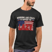 Het werken als gek om de luie Amerikaanse vlag te  T-shirt (Voorkant)
