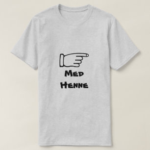 Het wijzen van vinger met tekst Med Henne T-shirt