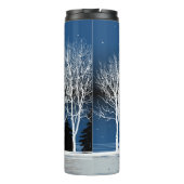 Het winternachtlandschap. Cozy house, diverse bome Thermosbeker (Achterkant)