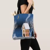 Het winternachtlandschap. Cozy house, diverse bome Tote Bag (Dichtbij)