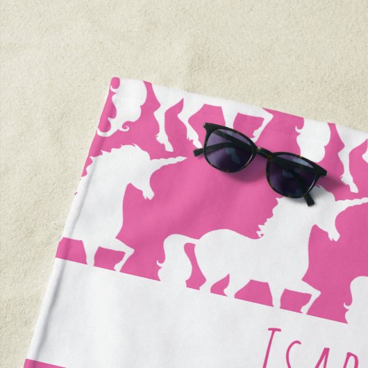 Het witte Gepersonaliseerde Roze van het Patroon Strandlaken (In situ)