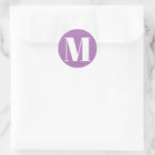 Het witte initiaal van het monogram aantal lavende ronde sticker (Tas)