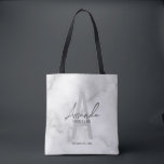 Het witte Marmer Manuscript Persoonlijke Naam van  Tote Bag<br><div class="desc">Moderne, minimalistische, gepersonaliseerde monogram- en naamcadeautjes Dit ontwerp bevat de naam van de gepersonaliseerde bridesmaïde in de grijze, moderne lettertypestijl van het handschrift en het monogram in lichtgrijze moderne sans serif lettertypestijl als achtergrond, met huwelijksgegevens in de grijze moderne sans serif lettertypestijl, op witte marmerachtergrond. Ook perfect voor de dienstmeid...</div>
