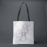 Het witte Marmer Manuscript Persoonlijke Naam van  Tote Bag<br><div class="desc">Moderne, minimalistische, gepersonaliseerde monogram- en naamcadeautjes Dit ontwerp bevat de naam van de gepersonaliseerde bridesmaïde in de grijze, moderne lettertypestijl van het handschrift en het monogram in lichtgrijze moderne sans serif lettertypestijl als achtergrond, met huwelijksgegevens in de grijze moderne sans serif lettertypestijl, op witte marmerachtergrond. Ook perfect voor de dienstmeid...</div>