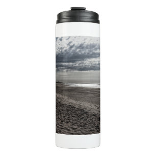 Het wolkenstrand op het noordelijk Zee Thermosbeker