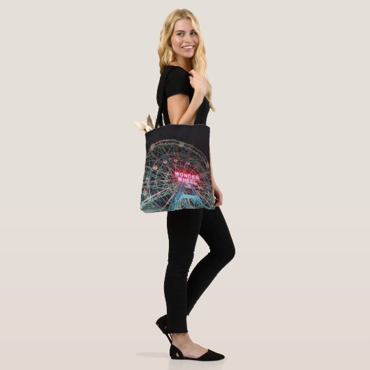 Het wonderwiel bij nacht tote bag (Op model)