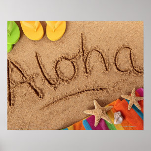 Het woord Aloha schreef op een zandstrand, met 2 Poster