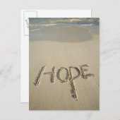 Het woord 'Hope' zand geschreven op het strand met Briefkaart (Voorkant / Achterkant)