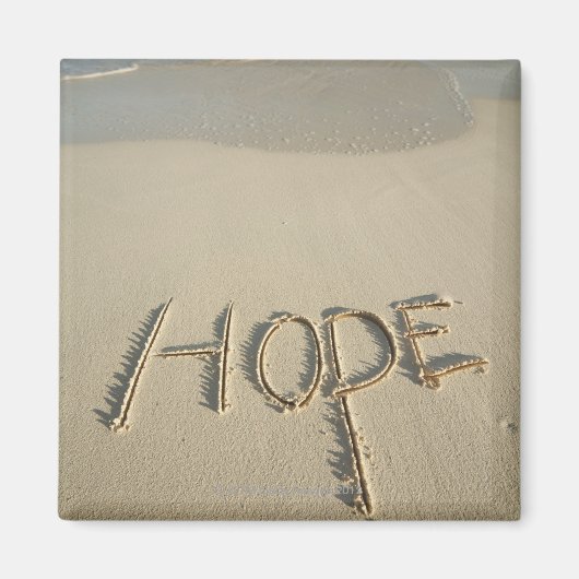 Het woord 'Hope' zand geschreven op het strand met Magneet (Voorkant)