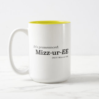 Het wordt uitgesproken als Mizz-ur-EE, niet Mizz-u Tweekleurige Koffiemok