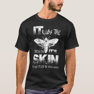 Het wrijft de lotion op zijn huid insect t-shirt