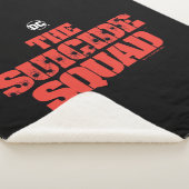 Het Zelfmoordplein | Rode en zwarte Logo Sherpa Deken (3/4)