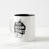 Het zet de lotion in de krommel tweekleurige koffiemok (Voorkant links)