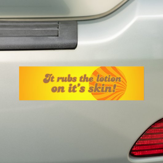 Het zet de lotion op zijn huid bumpersticker (Op auto)