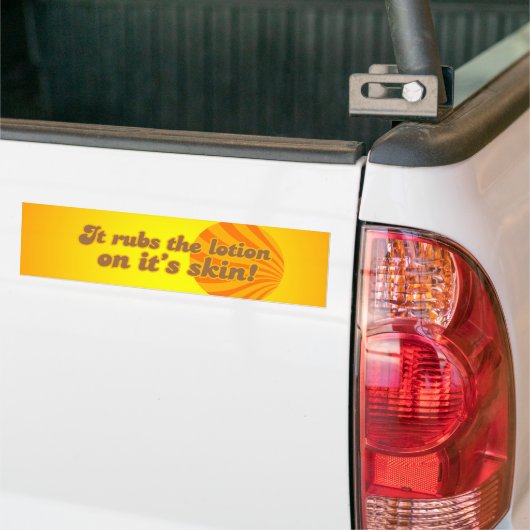 Het zet de lotion op zijn huid bumpersticker (Op Truck)