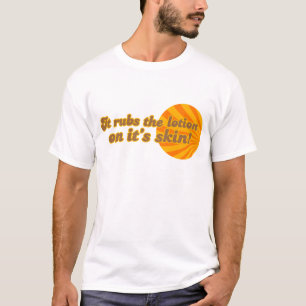 Het zet de lotion op zijn huid t-shirt