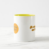 Het zet de lotion op zijn huid tweekleurige koffiemok (Center)