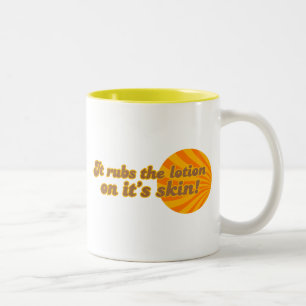Het zet de lotion op zijn huid tweekleurige koffiemok