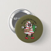 Het ziet eruit als een snack kerstboom taart ronde button 5,7 cm (Voorkant /achterkant)