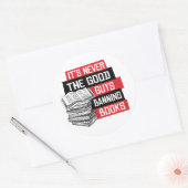 Het zijn nooit de goeden die boeken verbieden ronde sticker (Envelop)