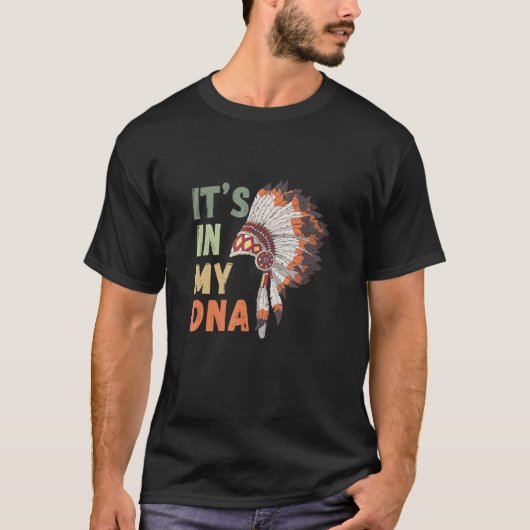 Het zit in mijn DNA Indiaanse warbonnet hij T-shirt (Voorkant)