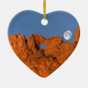 Het zoenen Camels Rock Formatie met Full Moon Keramisch Ornament